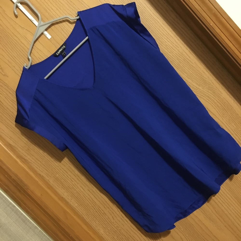 Loose fitting top. Cute!